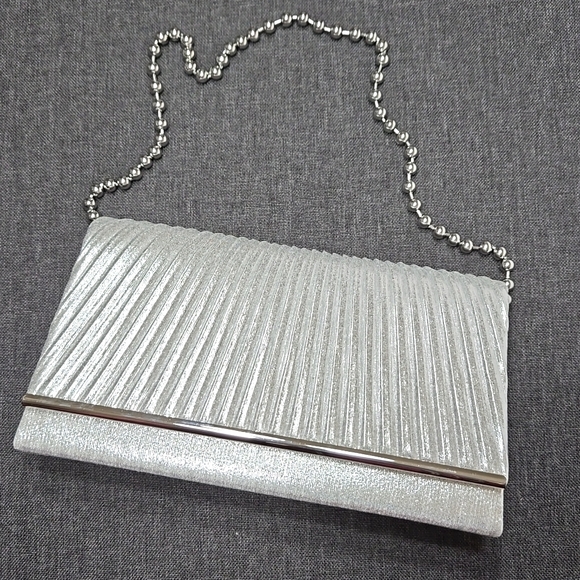 Tricia Evening/Cocktail Clutch or Shoulder Purse w/ Two Different Chains - Picture 6 of 6